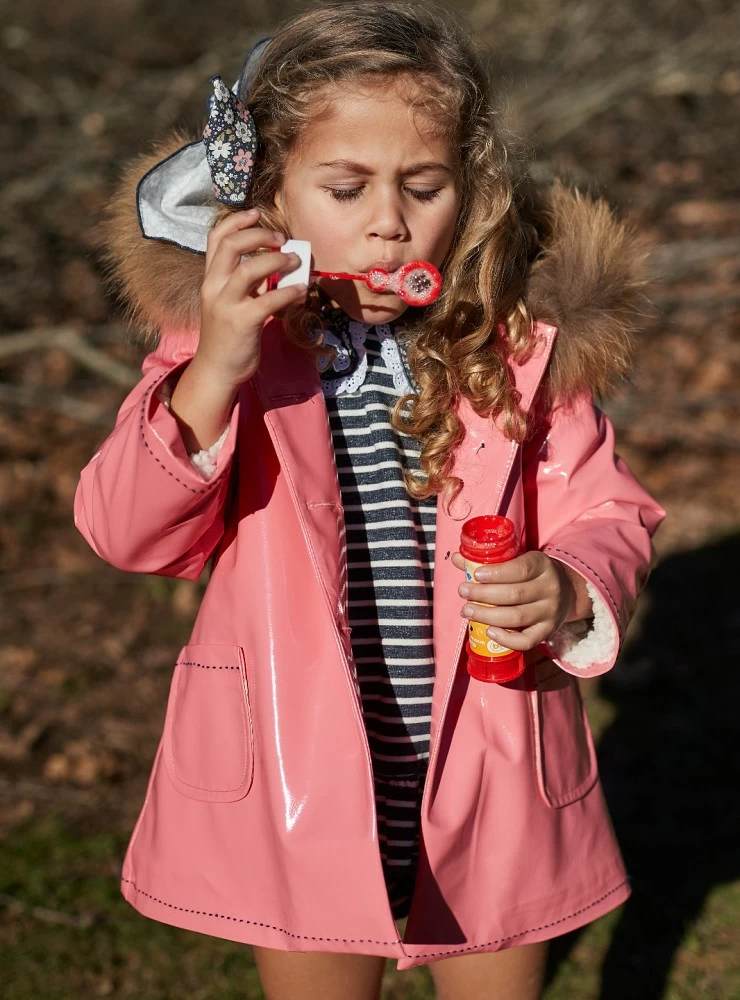 Abrigo de Charol  coral con capucha de pelo la Martinica