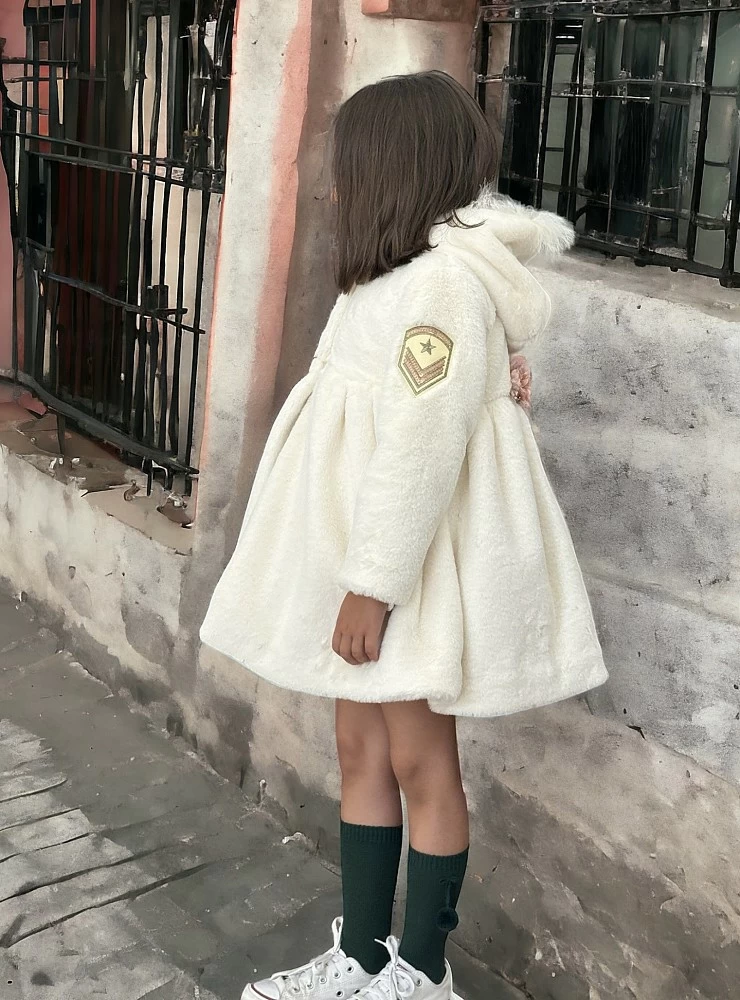 Abrigo de pelo beige especial vestir colección Rosinda de Lolittos