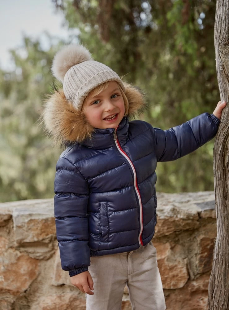 Abrigo plumas para niño acólchalo con pelo natural.