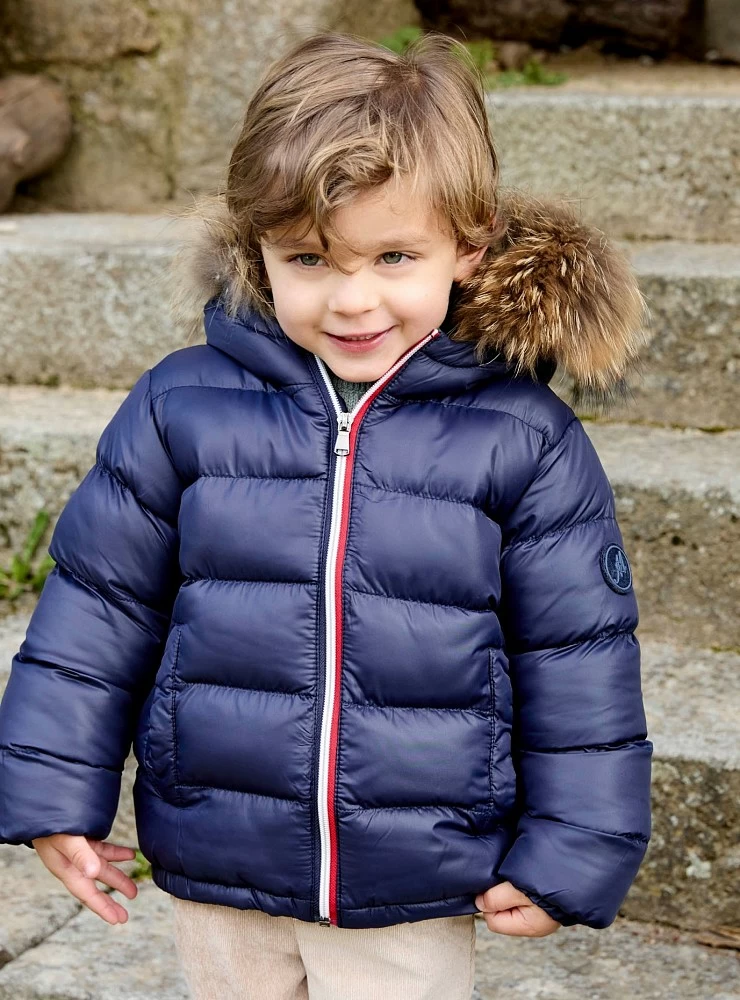 Abrigo plumas para niño acólchalo con pelo natural.