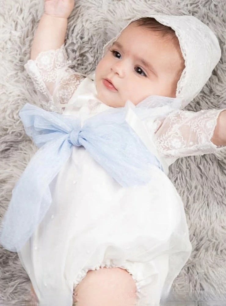 Baby boy's romper and bonnet set. Two-colour bow.