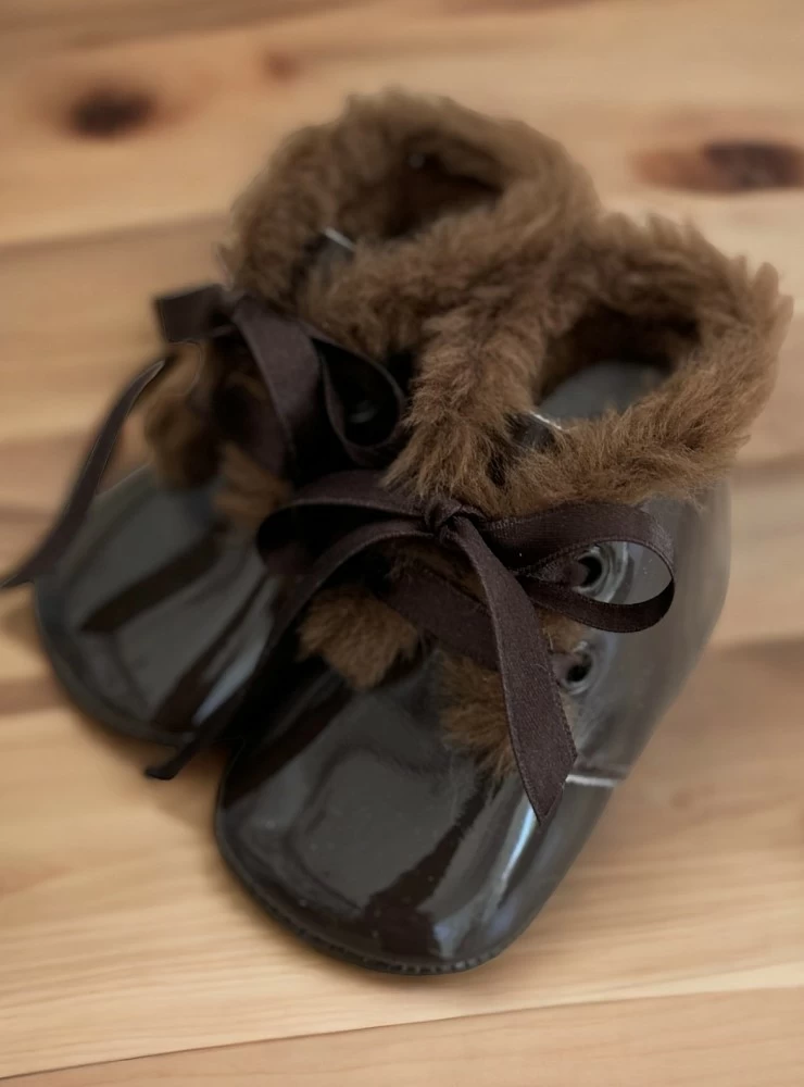Chocolate-colored patent leather boot with fur. unisex