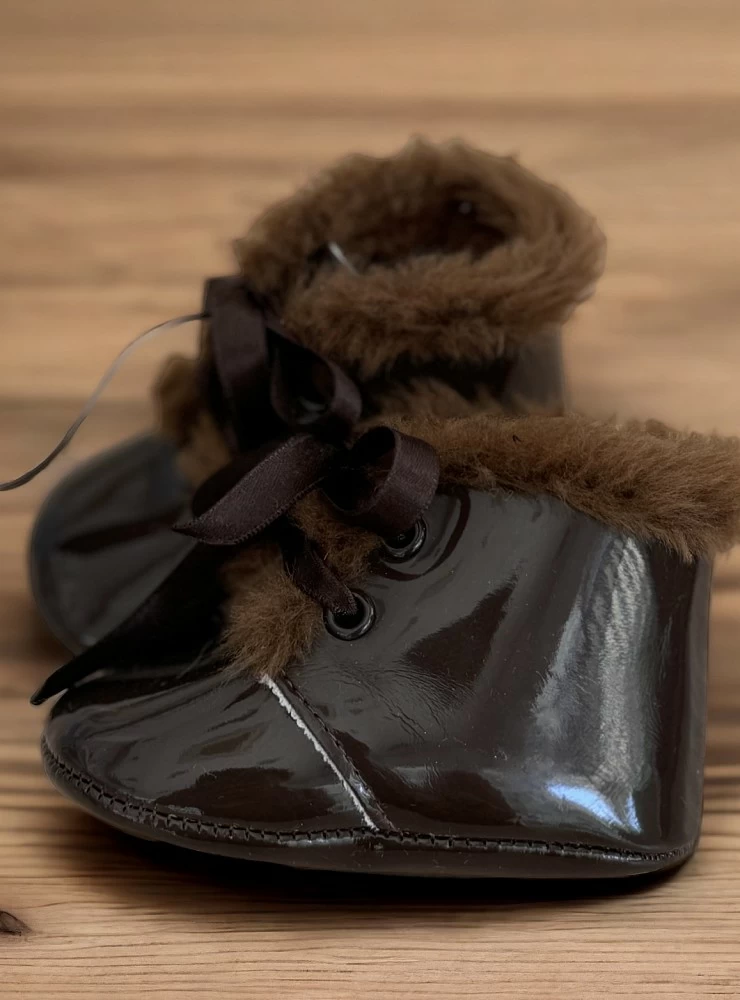 Chocolate-colored patent leather boot with fur. unisex