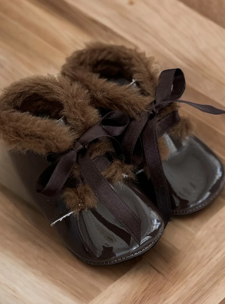 Chocolate-colored patent leather boot with fur. unisex