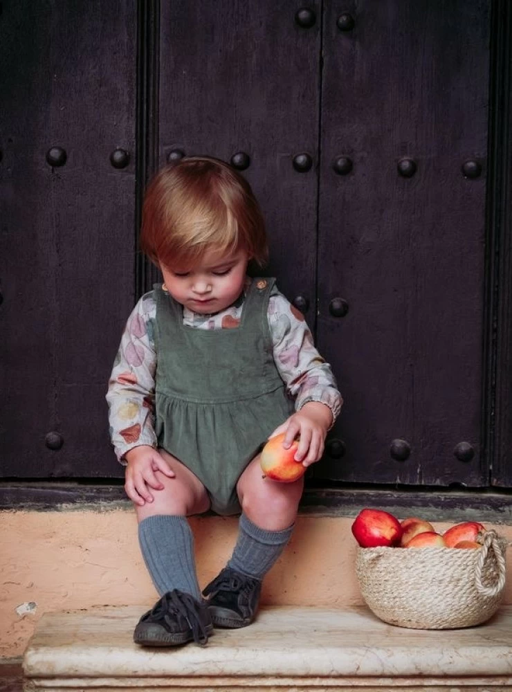 Conjunto para niño. Peto y blusa colección manzanas de José Varón