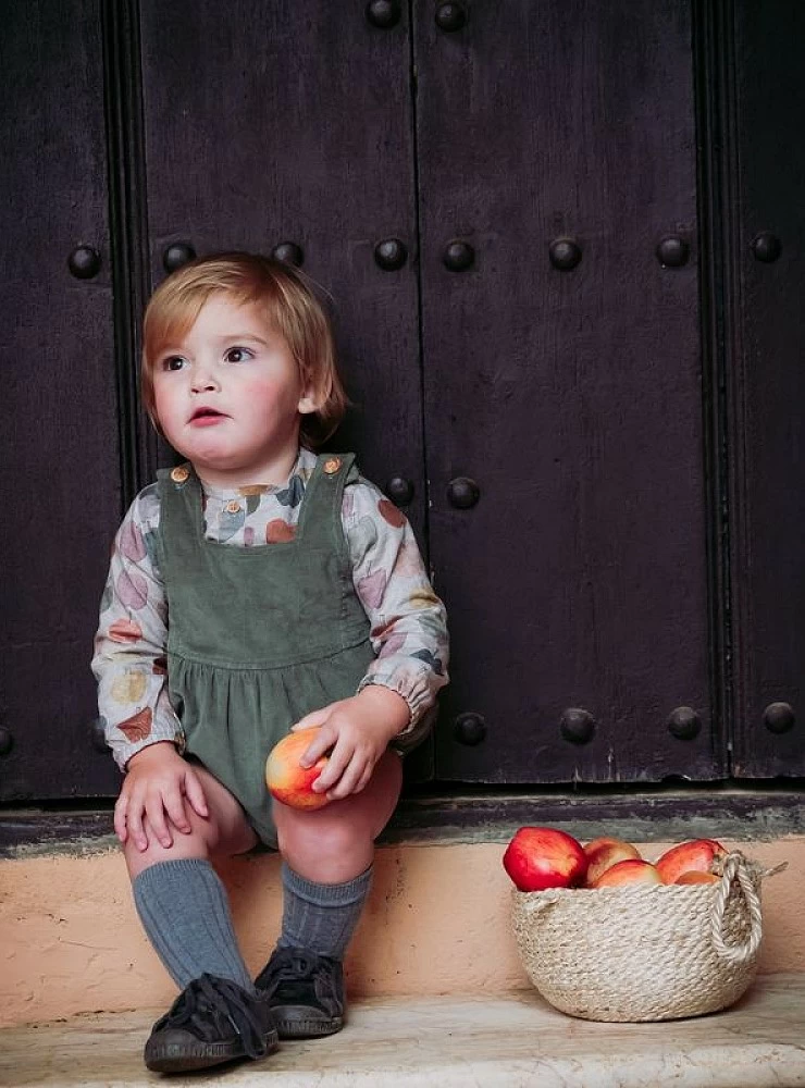 Conjunto para niño. Peto y blusa colección manzanas de José Varón