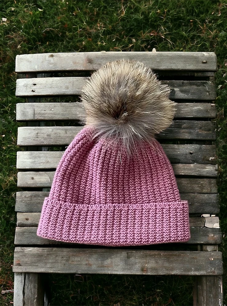 Gorrito en punto tipo Ingés con pompón de pelo natural.