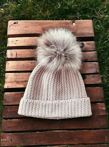 Gorrito en punto tipo Ingés con pompón de pelo natural.