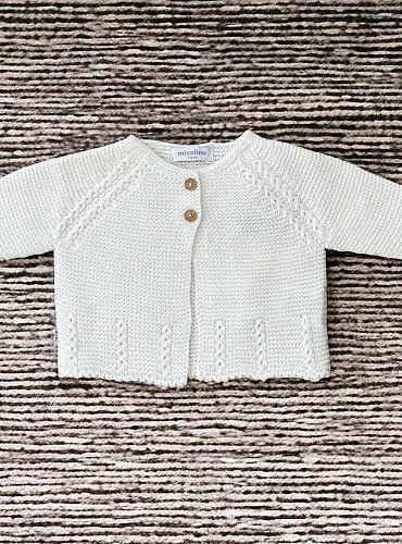 Long baby jacket. Point ochitos.