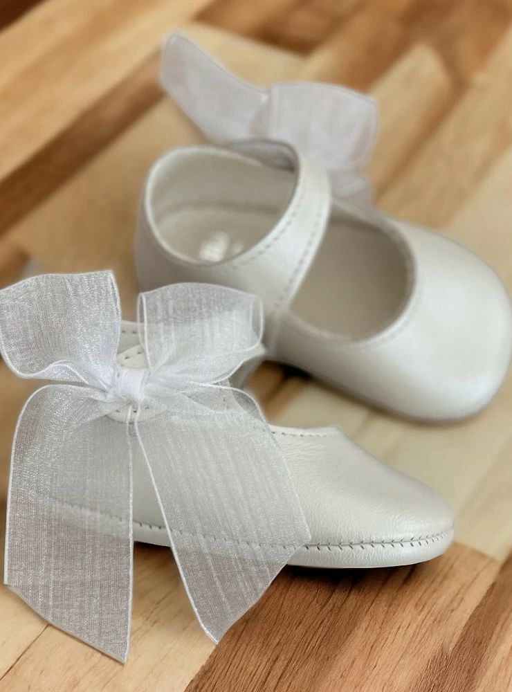 Pearly shoe for girls with organza bow.