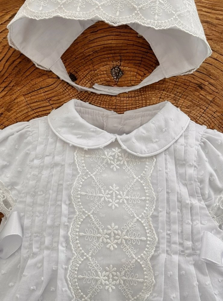 Set for boy, romper and bonnet in white plumeti