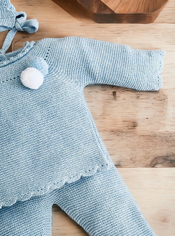 Sweater with leggings and hood in powder blue knit.