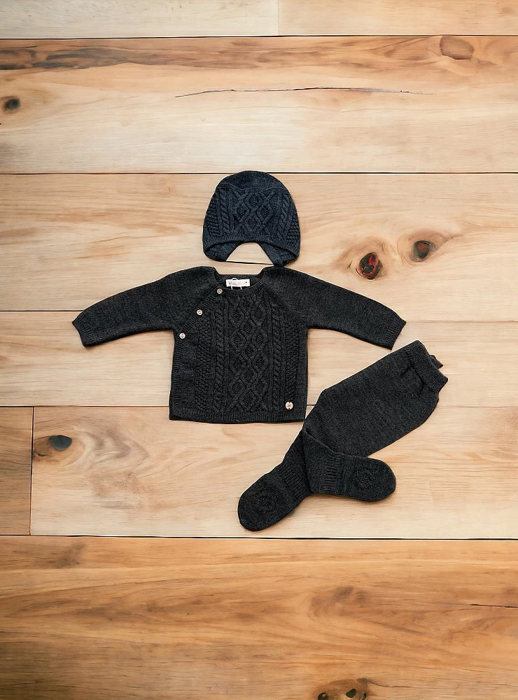 Three-piece unisex set in chunky knit. Moutard collection